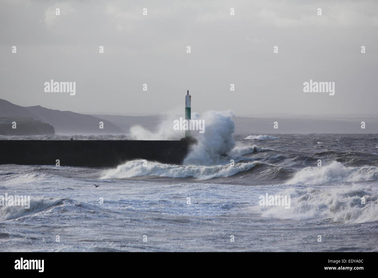 Aberystwyth West Wales UK .. gale force winds & arrabbiato mari pastella la costa gallese. Foto Stock