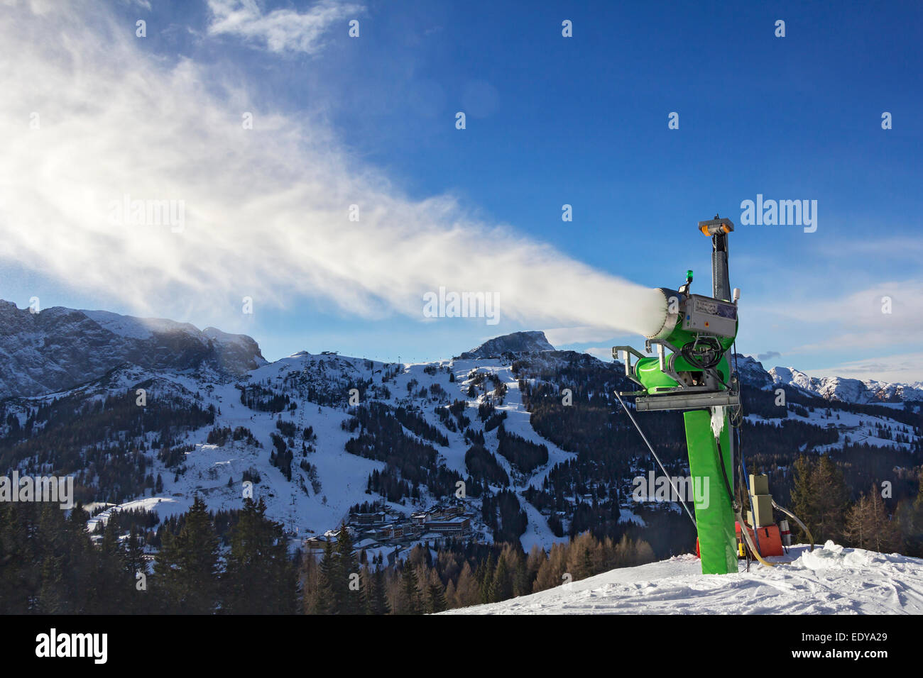 Neve cannoni, polvere di neve rendendo sulla pista da sci Nassfeld, Austria, con spruzzi retroilluminato Foto Stock