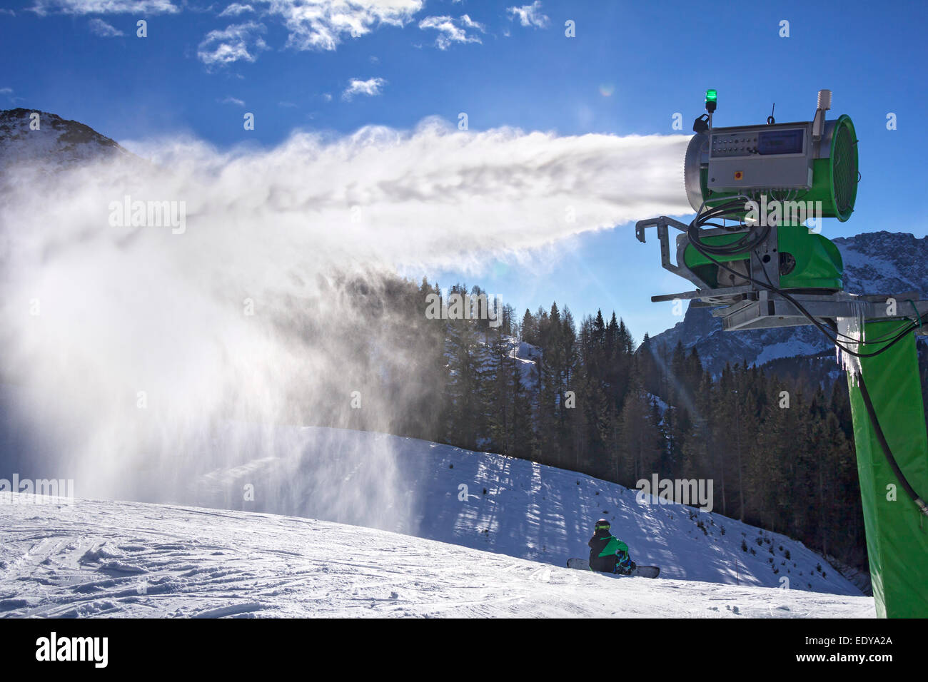 Neve cannoni, polvere di neve rendendo sulla pista da sci Nassfeld, Austria, con spruzzi retroilluminato Foto Stock