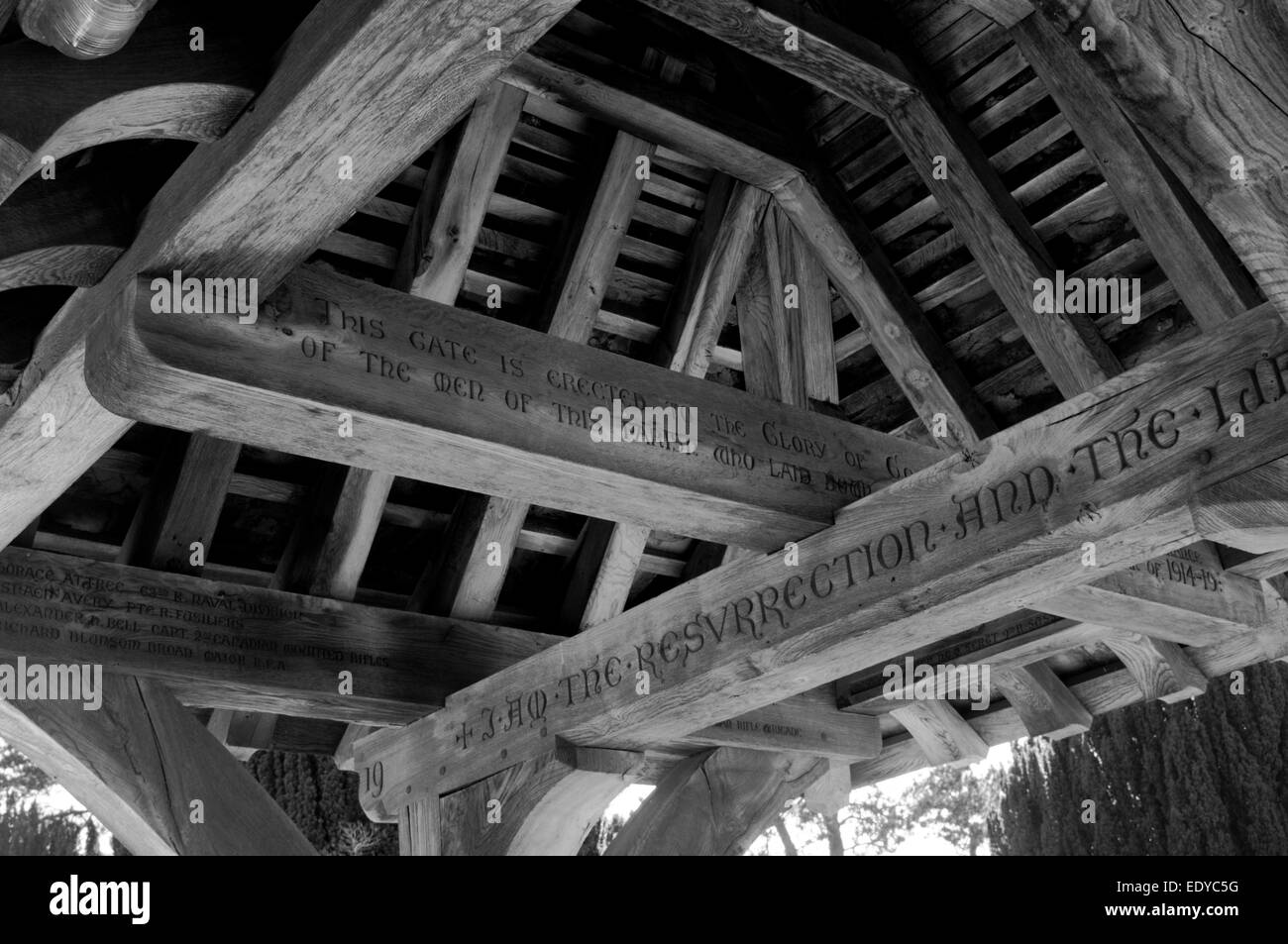 Lych gate di Clayton (chiesa dedicata a San Giovanni Battista), West Sussex che mostra le sculture all'interno Foto Stock