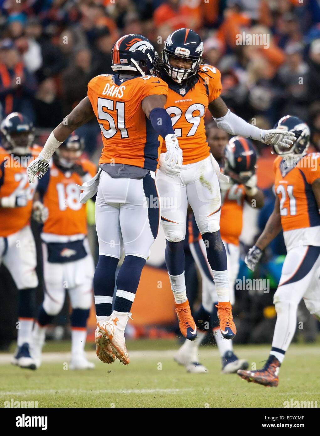 Denver, Colorado, Stati Uniti d'America. Xi gen, 2015. Broncos CB BRADLEY ROBY, destra, celebra con il compagno di squadra TODD DAVIS, sinistra, durante la 2a. Mezza a autorità sportive Field at Mile High domenica pomeriggio. I Colts battere i Broncos 24-13. Credito: Hector Acevedo/ZUMA filo/Alamy Live News Foto Stock