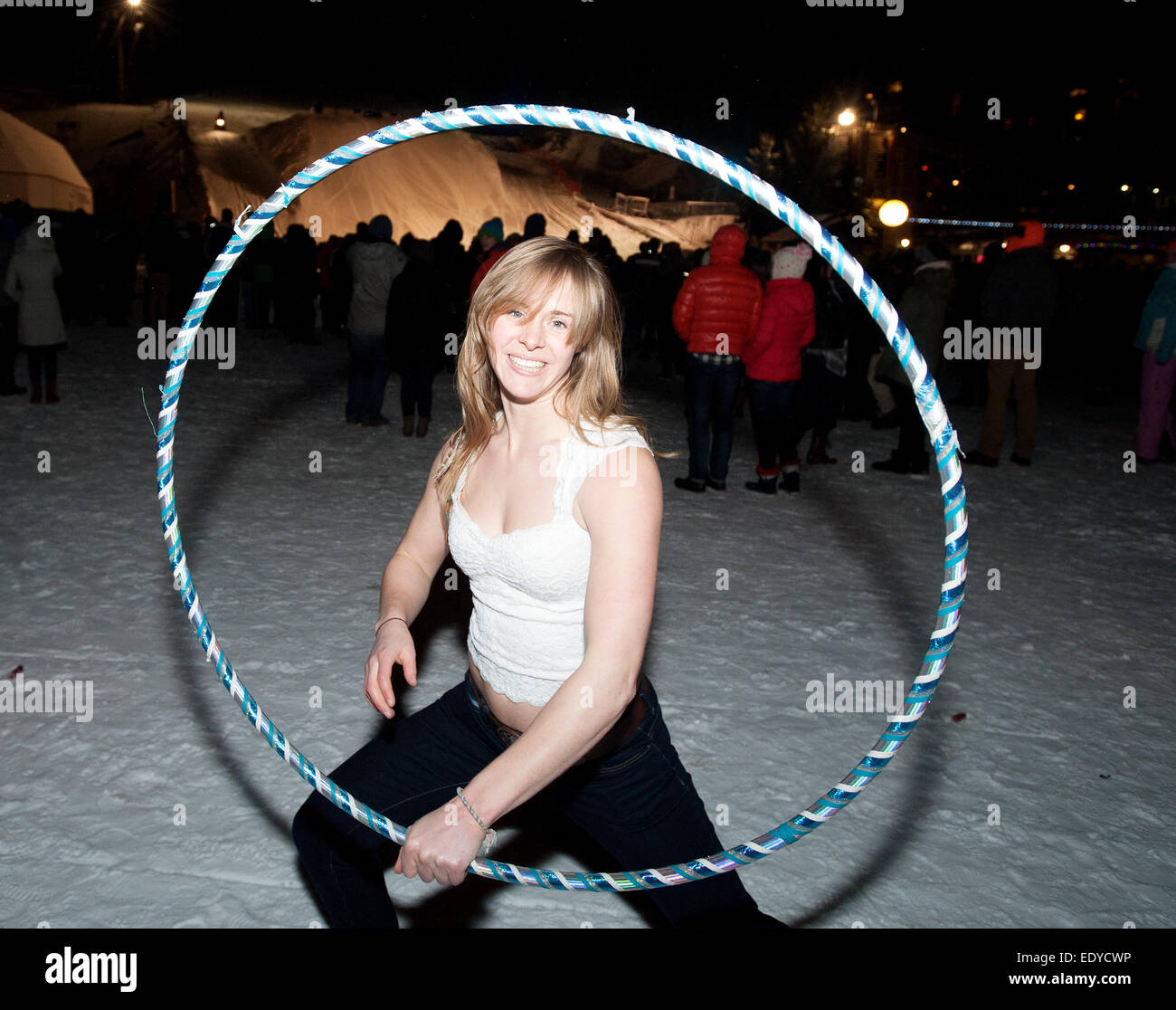 Hulu hoop ballerino Giesbrecht Danika effettuando in corrispondenza di sciatore di plaza prima di capodanno del fuoco e del ghiaccio show. Whistler BC, Canada Foto Stock