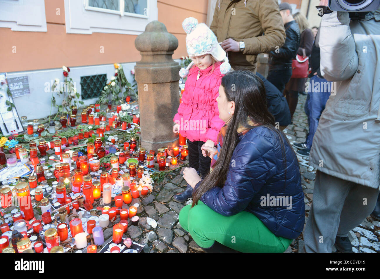 Un memoriale di raccolta per commemorare le vittime delle riprese in satirico francese giornale settimanale Charlie Hebdo in Parigi è visto di fronte all ambasciata francese a Praga, nella Repubblica ceca il 10 gennaio 2015. (CTK foto/Michal Dolezal) Foto Stock