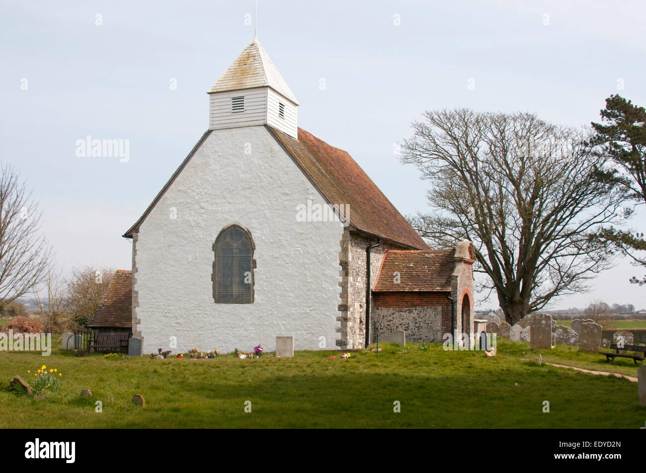 I bianchi chiesa di Saint Andrew dalla Ford a Ford in West Sussex. Foto Stock