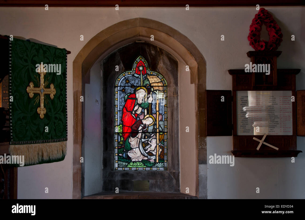 Macchia di finestra di vetro dal pulpito della chiesa Keymer, quella di San Cosma e Damiano in West Sussex Foto Stock