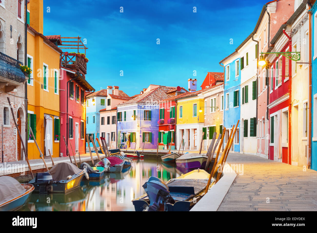 Case colorate di notte a Burano, Venezia Italia. Foto Stock