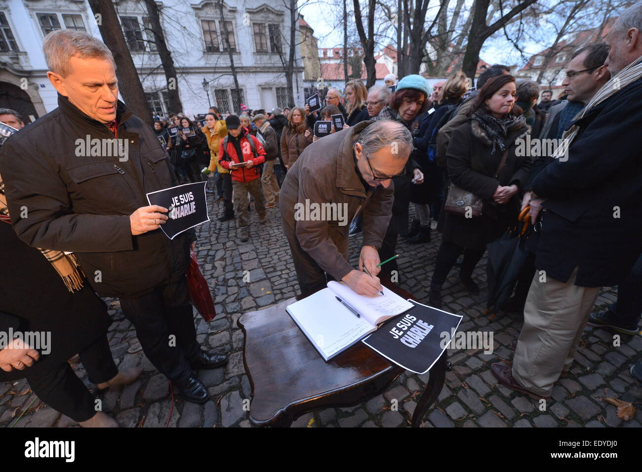 L'uomo segni di cordoglio libro durante il memoriale riuniti per commemorare le vittime delle riprese in satirico francese giornale settimanale Charlie Hebdo di Parigi, di fronte all ambasciata francese a Praga, nella Repubblica ceca il 10 gennaio 2015. (CTK foto/Michal Dolezal) Foto Stock