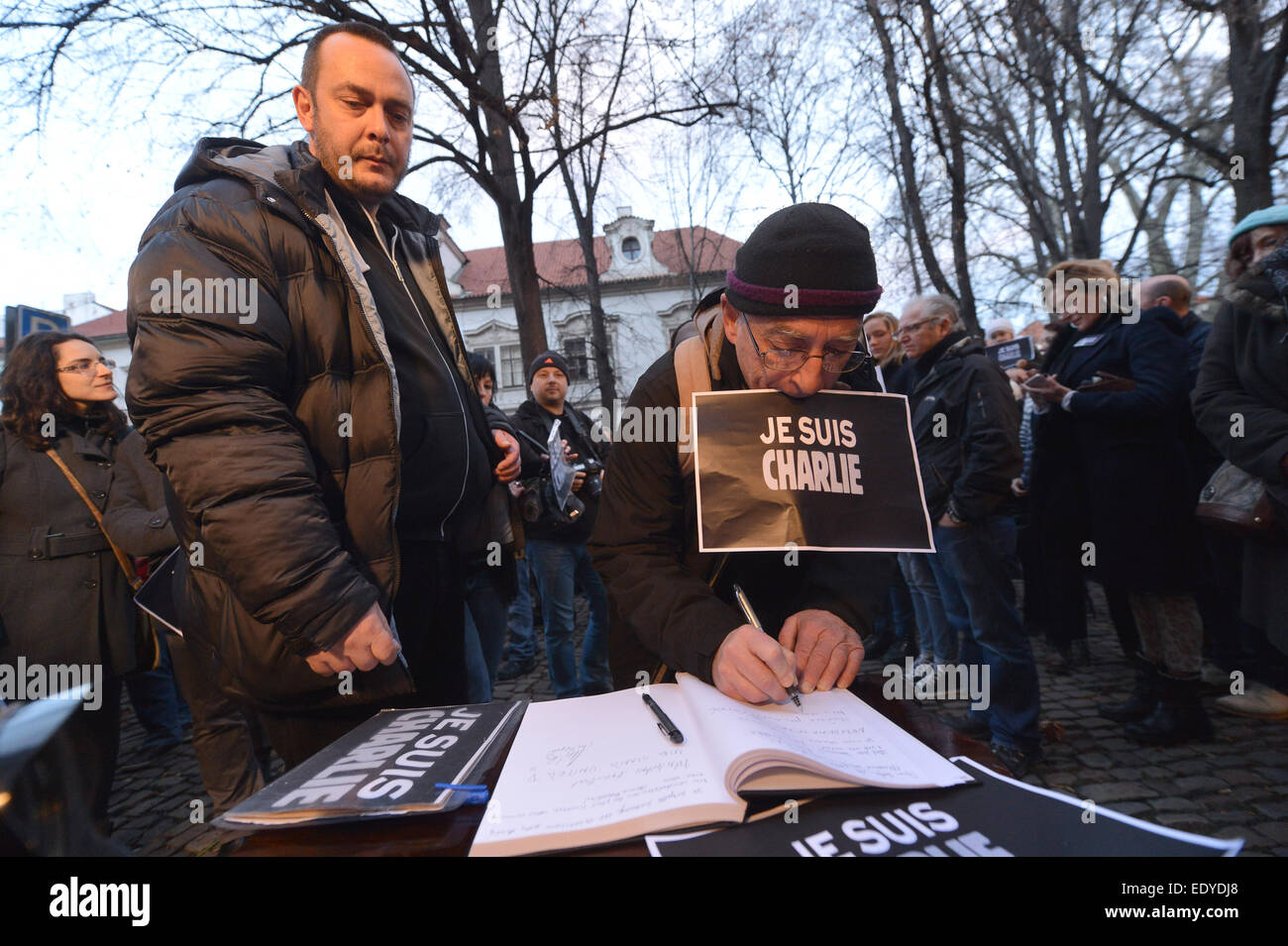 L'uomo segni di cordoglio libro durante il memoriale riuniti per commemorare le vittime delle riprese in satirico francese giornale settimanale Charlie Hebdo di Parigi, di fronte all ambasciata francese a Praga, nella Repubblica ceca il 10 gennaio 2015. (CTK foto/Michal Dolezal) Foto Stock