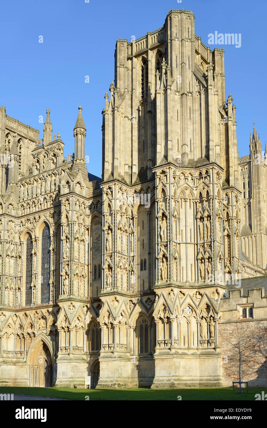 A sud-ovest la Torre di facciata ovest della Cattedrale di Wells Foto Stock
