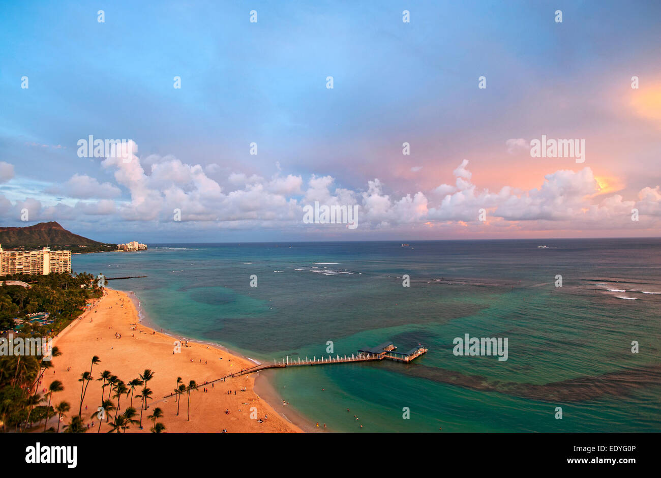 Vista di Waikiki da una camera all'Hilton Hawaiian Village Foto Stock
