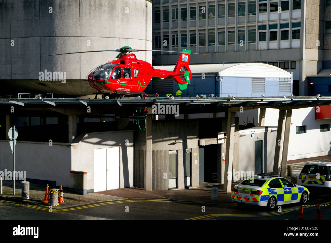 Il Galles Air Ambulance su eliporto, University Hospital of Wales, Heath Park, Cardiff, Galles, UK. Foto Stock