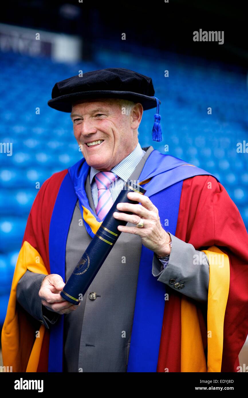 Eddie grigio con il suo dottorato onorario da Leeds Beckett University Foto Stock
