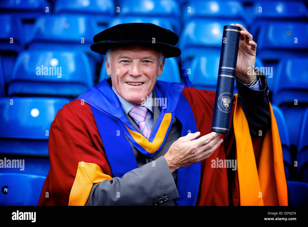 Eddie grigio con il suo dottorato onorario da Leeds Beckett University Foto Stock