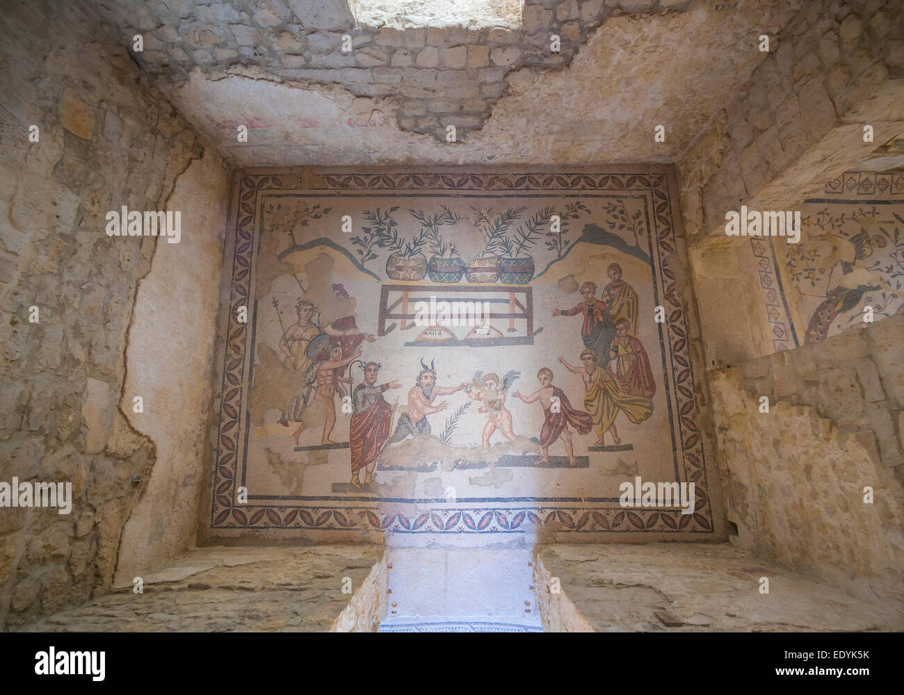 Antico mosaico romano, demoni e angeli, Villa Romana del Casale, sito Patrimonio Mondiale dell'UNESCO, nei pressi di Piazza Armerina Foto Stock