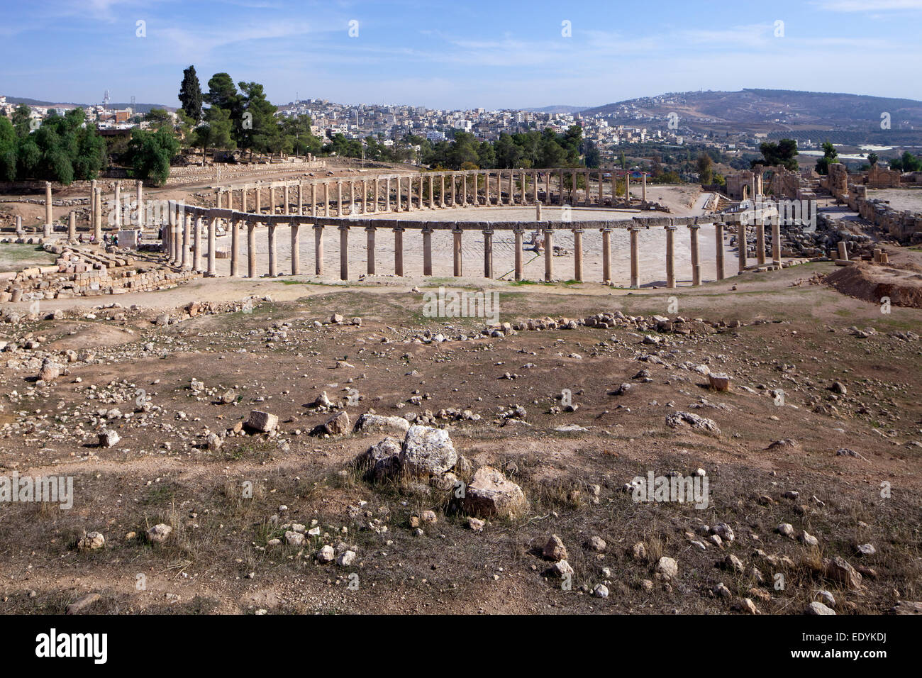 Forum ovale, antica città romana di Jerash, parte della Decapoli, Jerash Jerash, Governatorato, Giordania Foto Stock