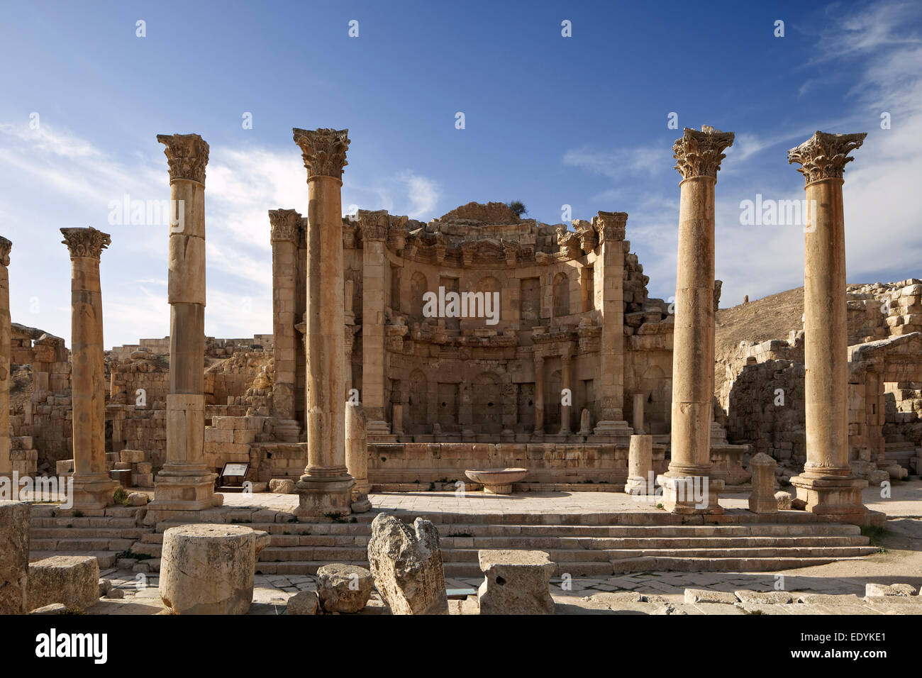 Ninfeo, Main Street Cardo Maximus, colonne, antica città romana di Jerash, parte della Decapoli, Jerash Jerash, Governatorato Foto Stock