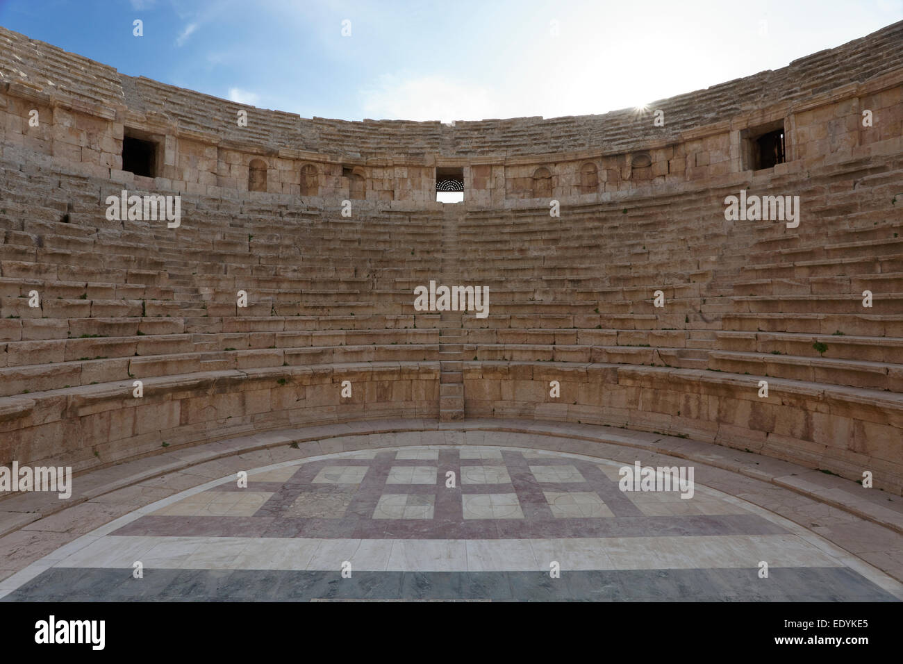A sud il teatro, costruito nel 90 - 92 AD, con 32 file di sedili per 5.000 spettatori, antica città romana di Jerash Foto Stock