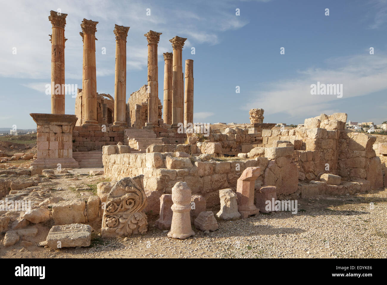 La costruzione di frammenti nella parte anteriore del tempio di Artemide, costruito nel II secolo d.c. , antica città romana di Jerash, parte della Decapoli Foto Stock