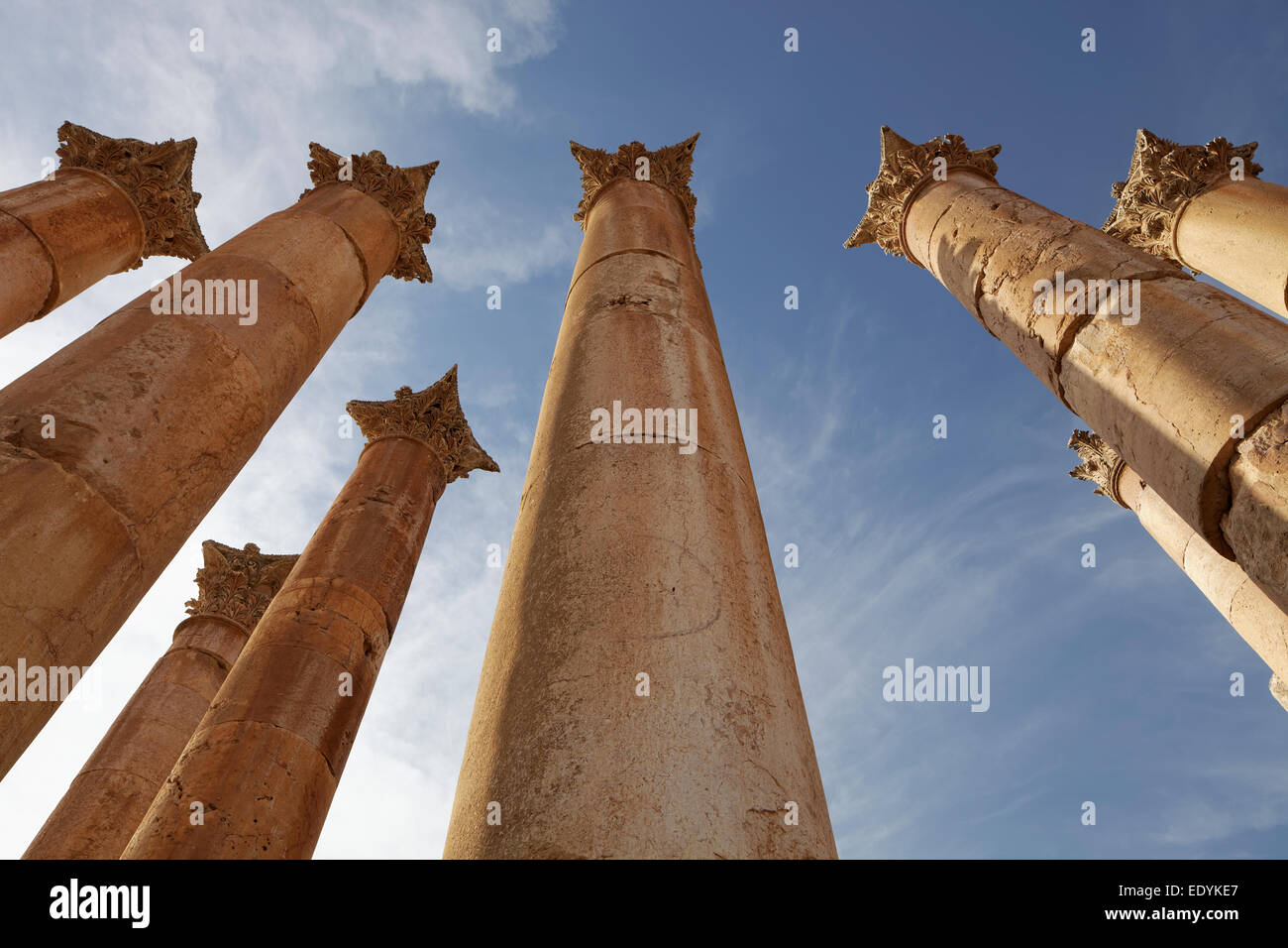 Colonne, il Tempio di Artemide, costruito nel II secolo d.c. , antica città romana di Jerash, parte della Decapoli, Jerash Foto Stock