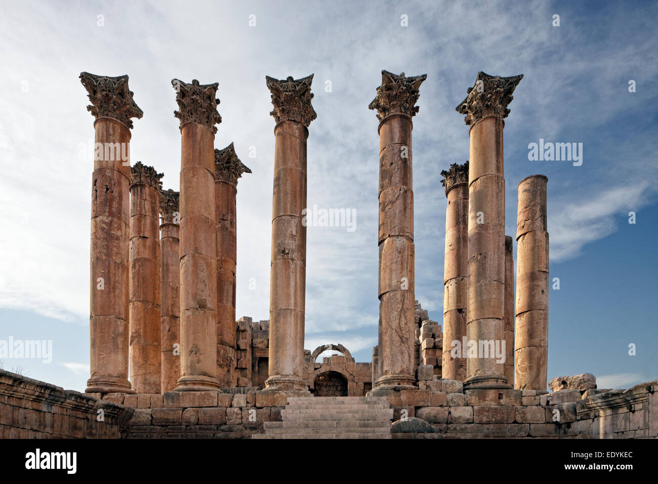 Colonne, il Tempio di Artemide, costruito nel II secolo d.c. , antica città romana di Jerash, parte della Decapoli, Jerash Foto Stock