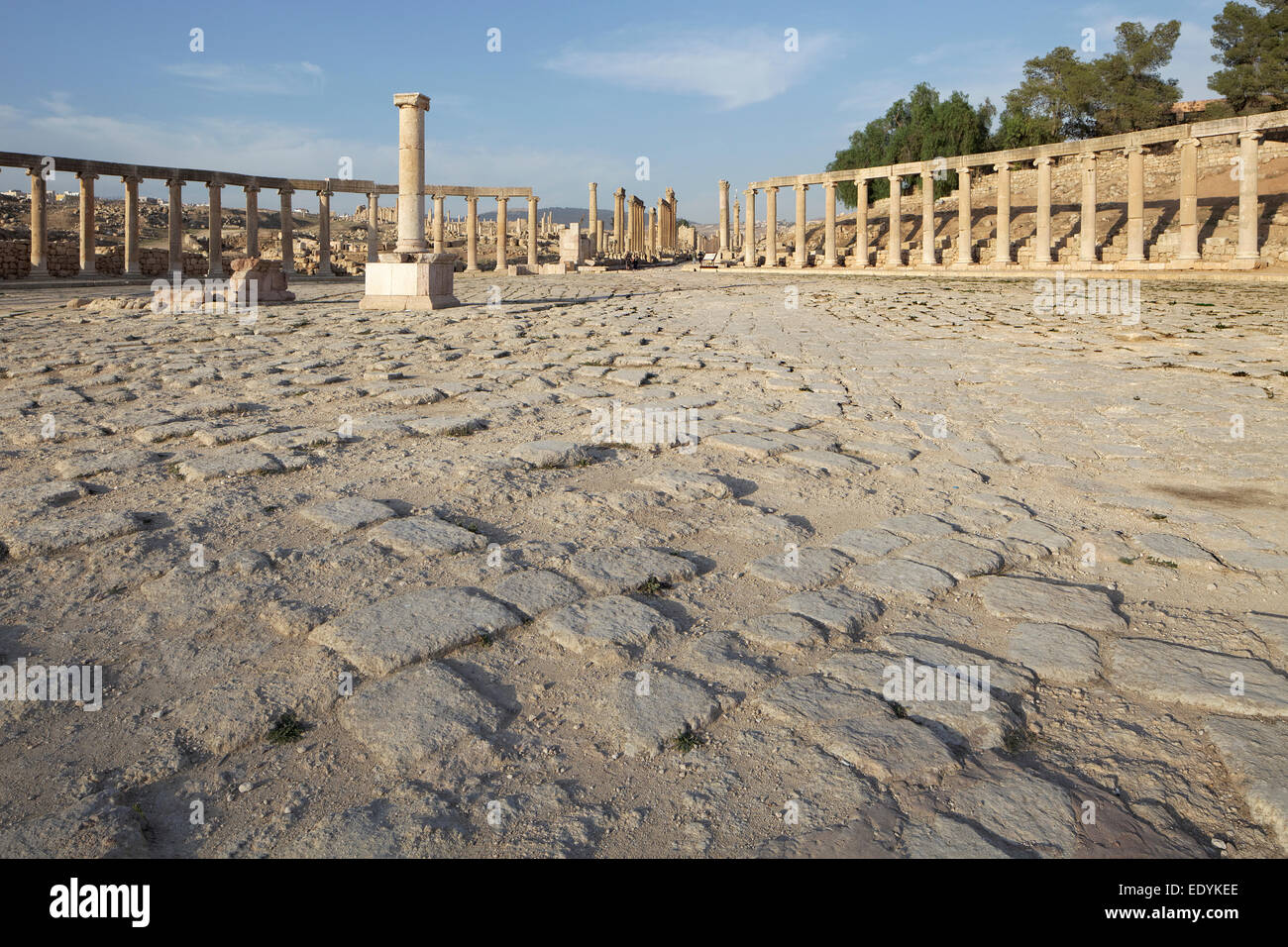 Pavimentazione, forum ovale, antica città romana di Jerash, parte della Decapoli, Jerash Jerash, Governatorato, Giordania Foto Stock