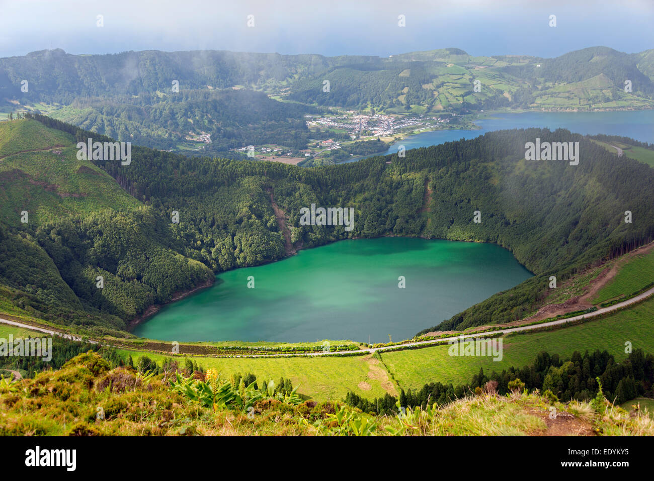 Lagoa do Canario e Lagoa Azul, Caldeira das Sete Cidades, Sao Miguel, Azzorre, Portogallo Foto Stock