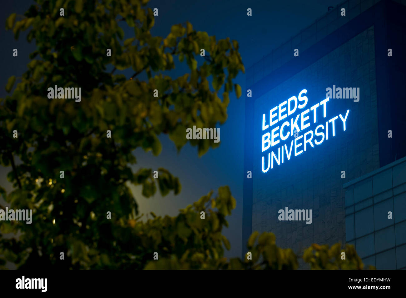 Sera colpo di Leeds Beckett University digital signage illuminato Foto Stock