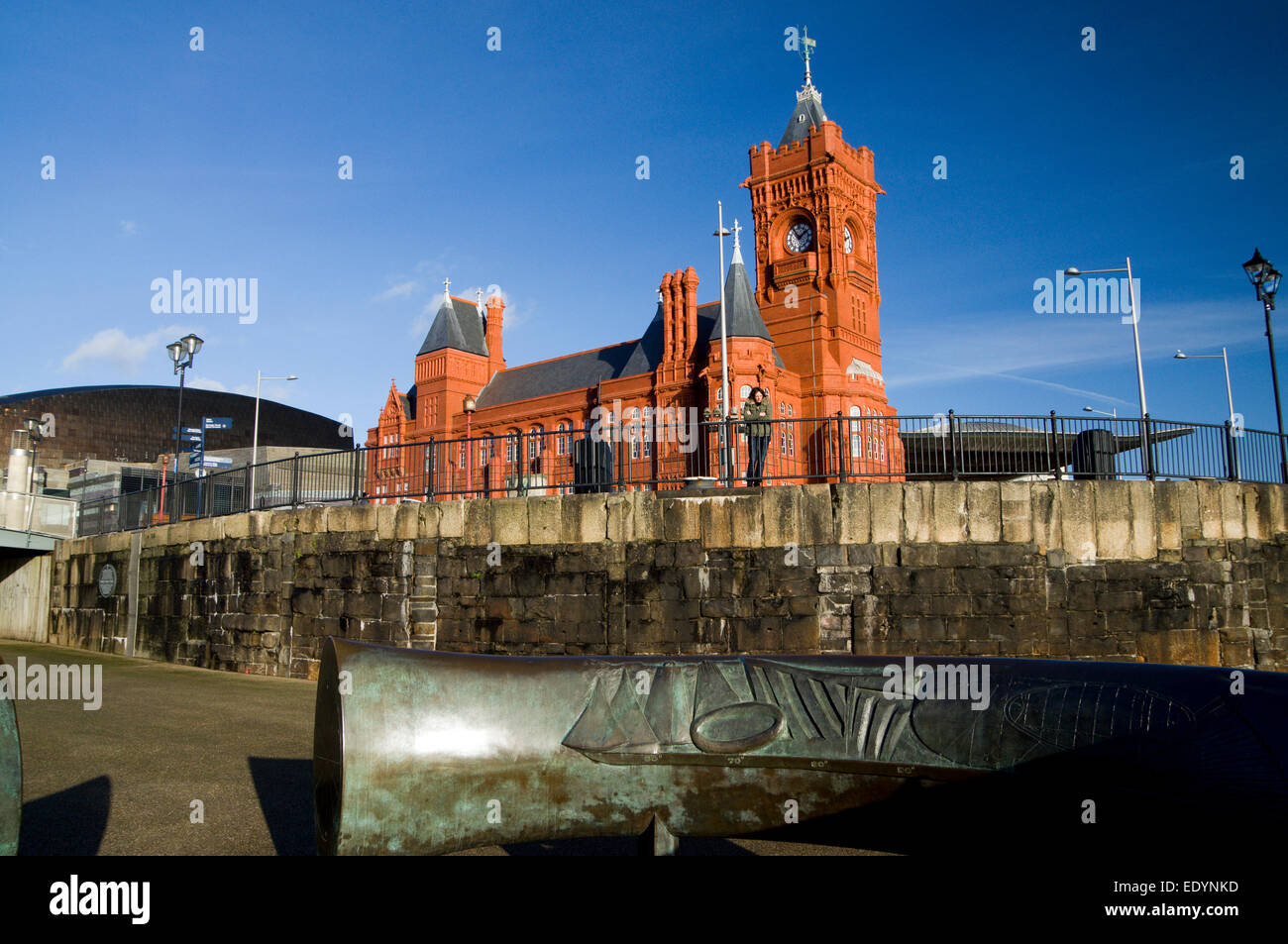 Pierhead Building and Celtic Ring Sculpture by Harvey Hood 1993, Cardiff Bay, Cardiff, Wales, UK. Foto Stock