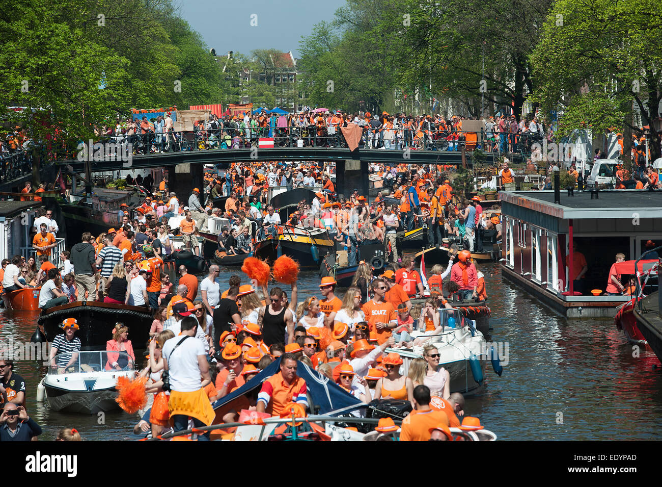 Amsterdam queens day celebrazione canal boat. Credito: lee ramsden / alamy Foto Stock