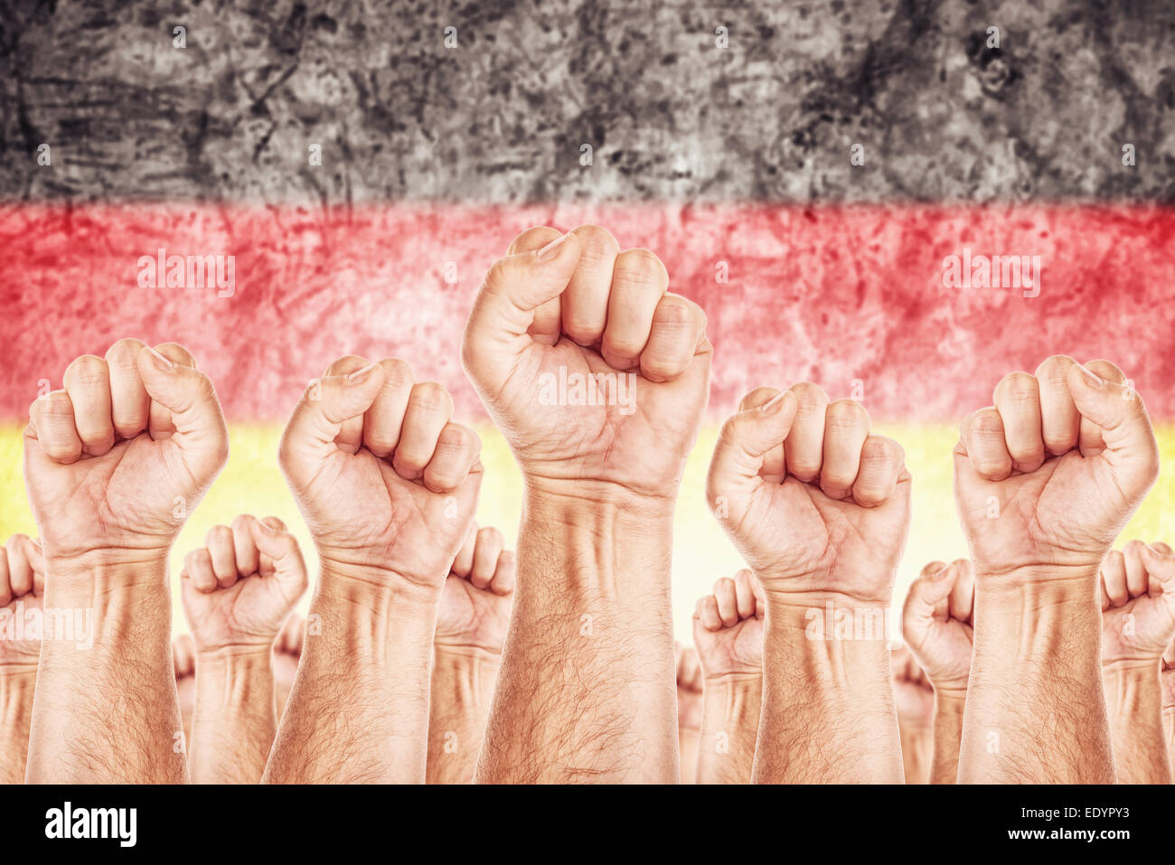 Germania movimento di lavoro lavoratori unione colpire nozione di sesso maschile con pugni sollevati in aria in lotta per i loro diritti Foto Stock