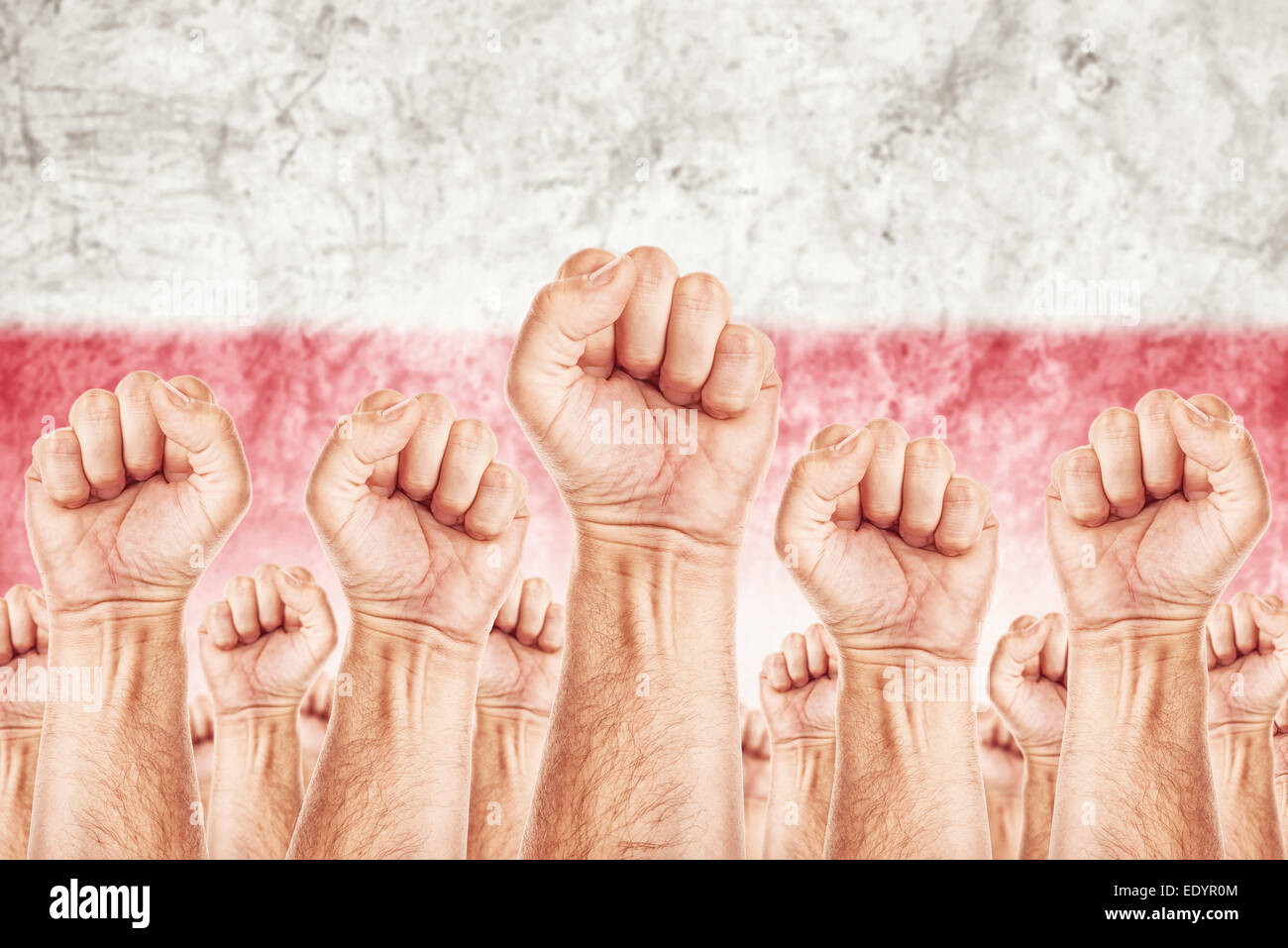 La Polonia movimento di lavoro lavoratori unione colpire nozione di sesso maschile con pugni sollevati in aria in lotta per i loro diritti Foto Stock