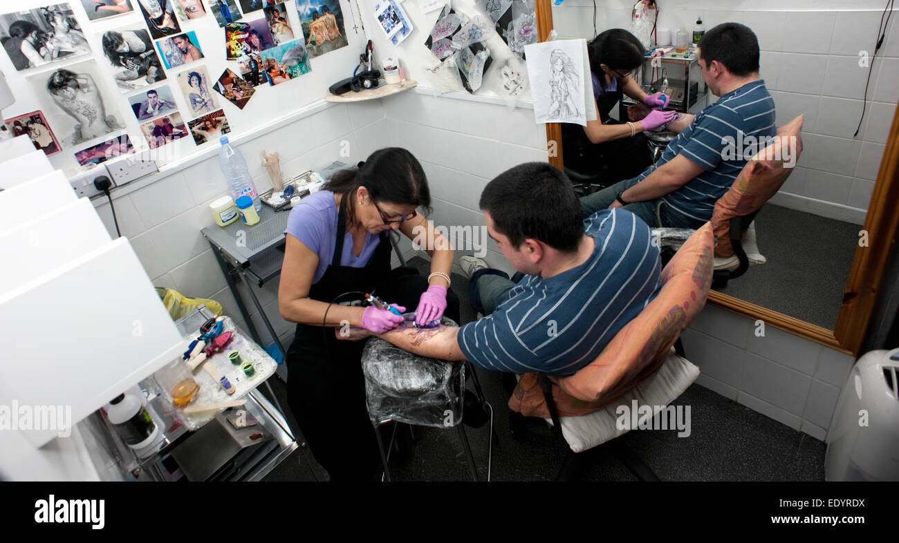 Tattoo Artist tattoo parlor. Credito: lee ramsden / alamy Foto Stock