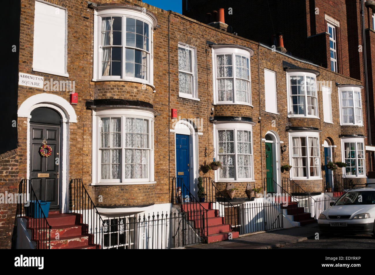 Terrazza di case in stile georgiano in Addington Square, Margate. Foto Stock