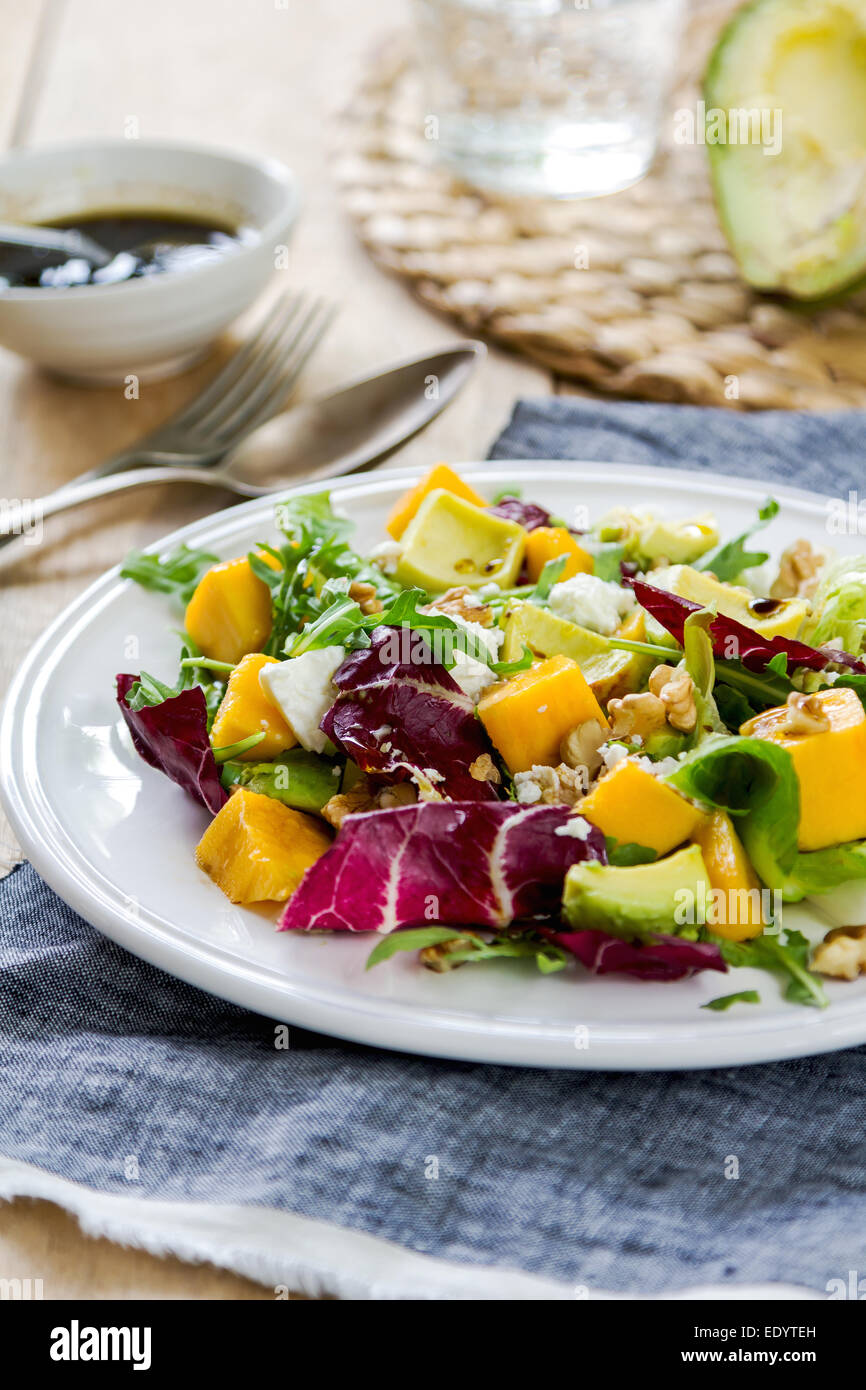 Avocado con Mango,Rocket ,Noce e insalata di Feta da condimento balsamico Foto Stock