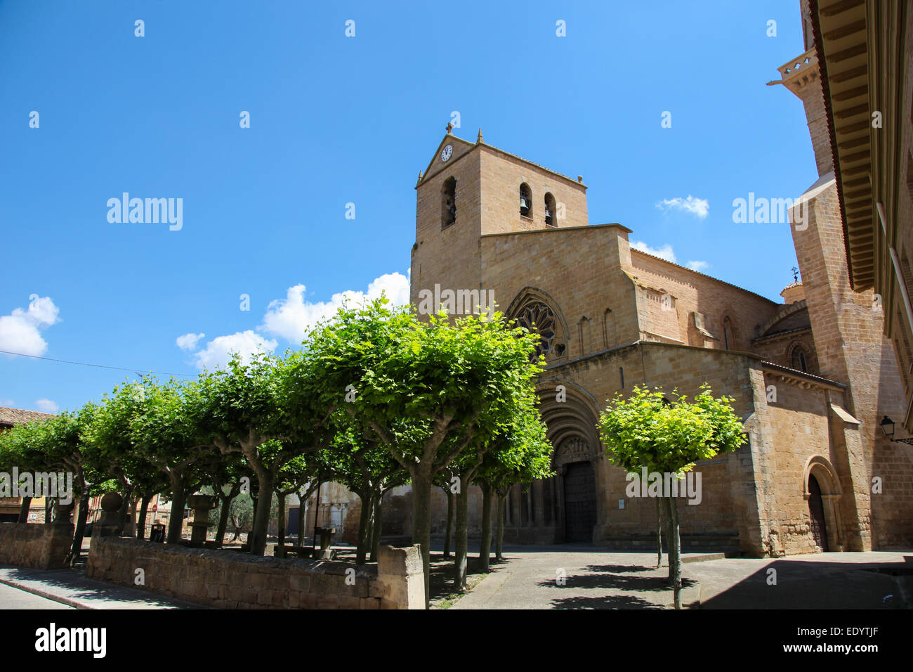 Chiesa del XII secolo di Ujue, (Uxue in basco), una città in Navarra, Spagna settentrionale. Foto Stock