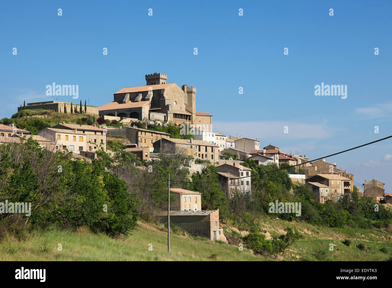 La città e il XII secolo chiesa fortificata di Santa Maria in Ujue, (Uxue in basco), una città in Navarra, Spagna Foto Stock