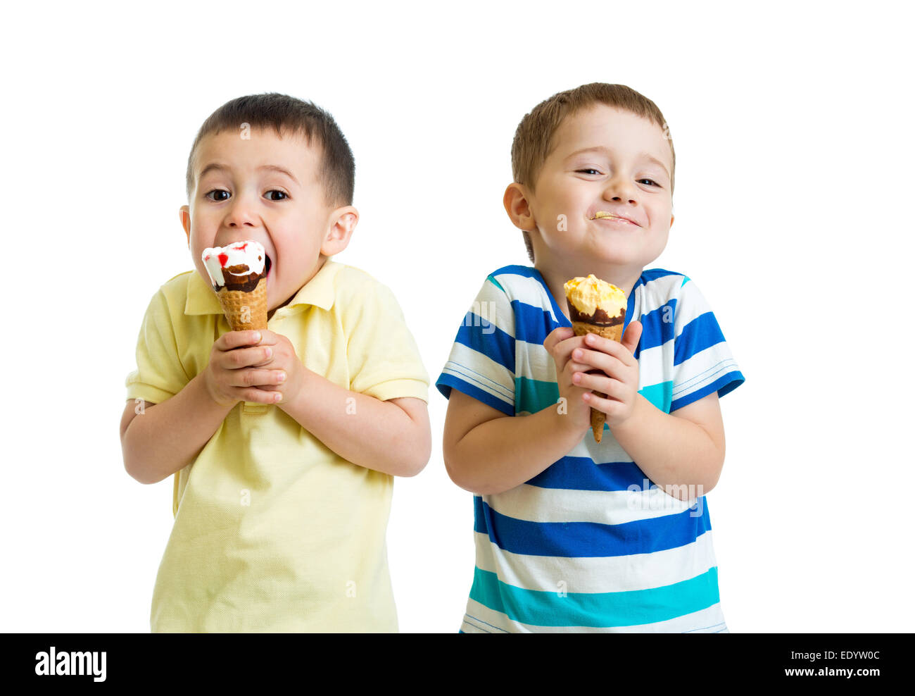 Divertente i bambini o i bambini, ragazzi piccoli mangiare il gelato isolato su bianco Foto Stock