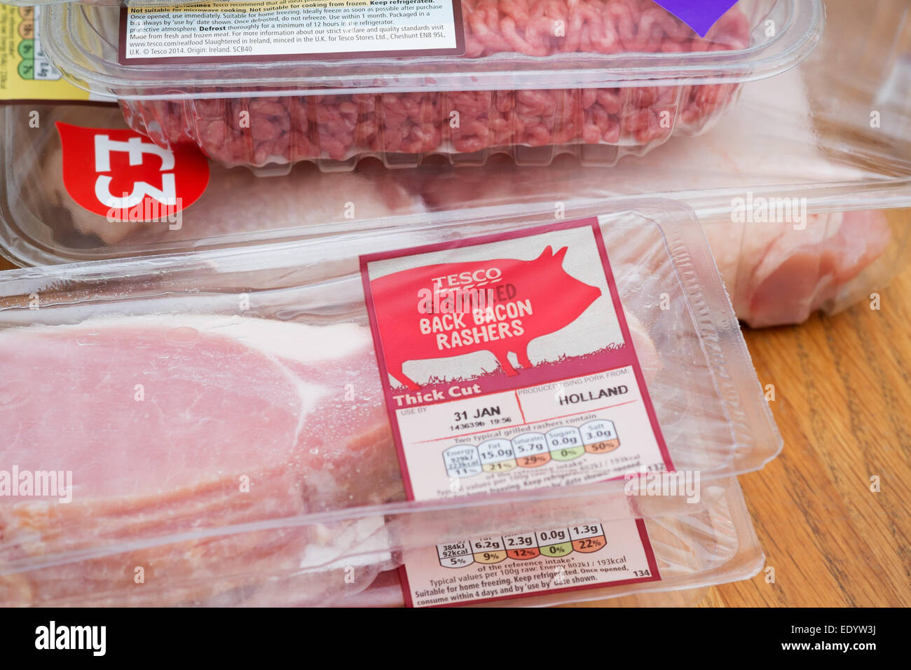 La durata settimanale del negozio di alimentari: proprio marchio a base di carne confezionati articoli acquistati al supermercato Tesco - Carni bovine Carne macinata e la pancetta Foto Stock