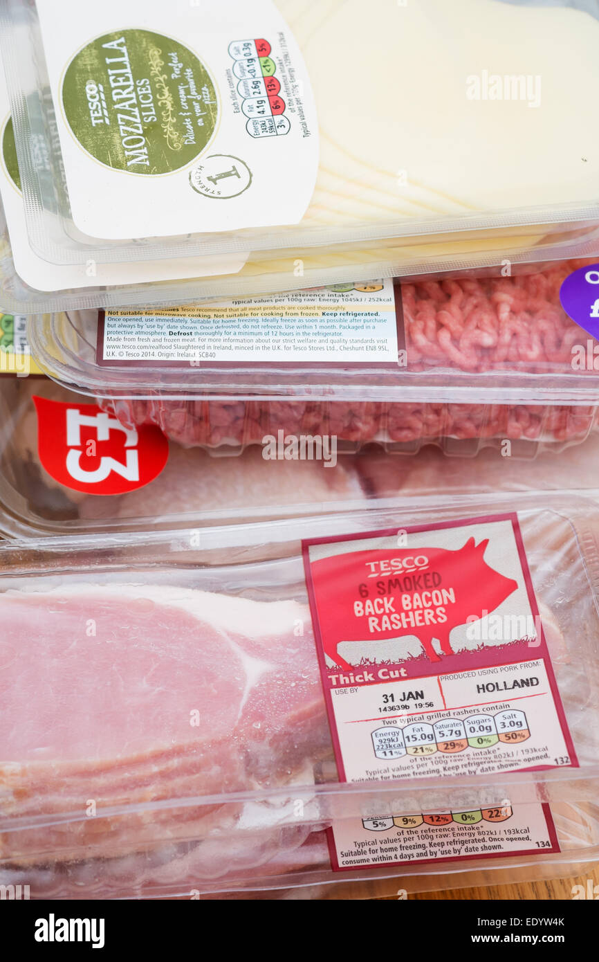 La durata settimanale del negozio di alimentari: una varietà di marca propria carne e formaggio articoli acquistati al supermercato Tesco. Foto Stock