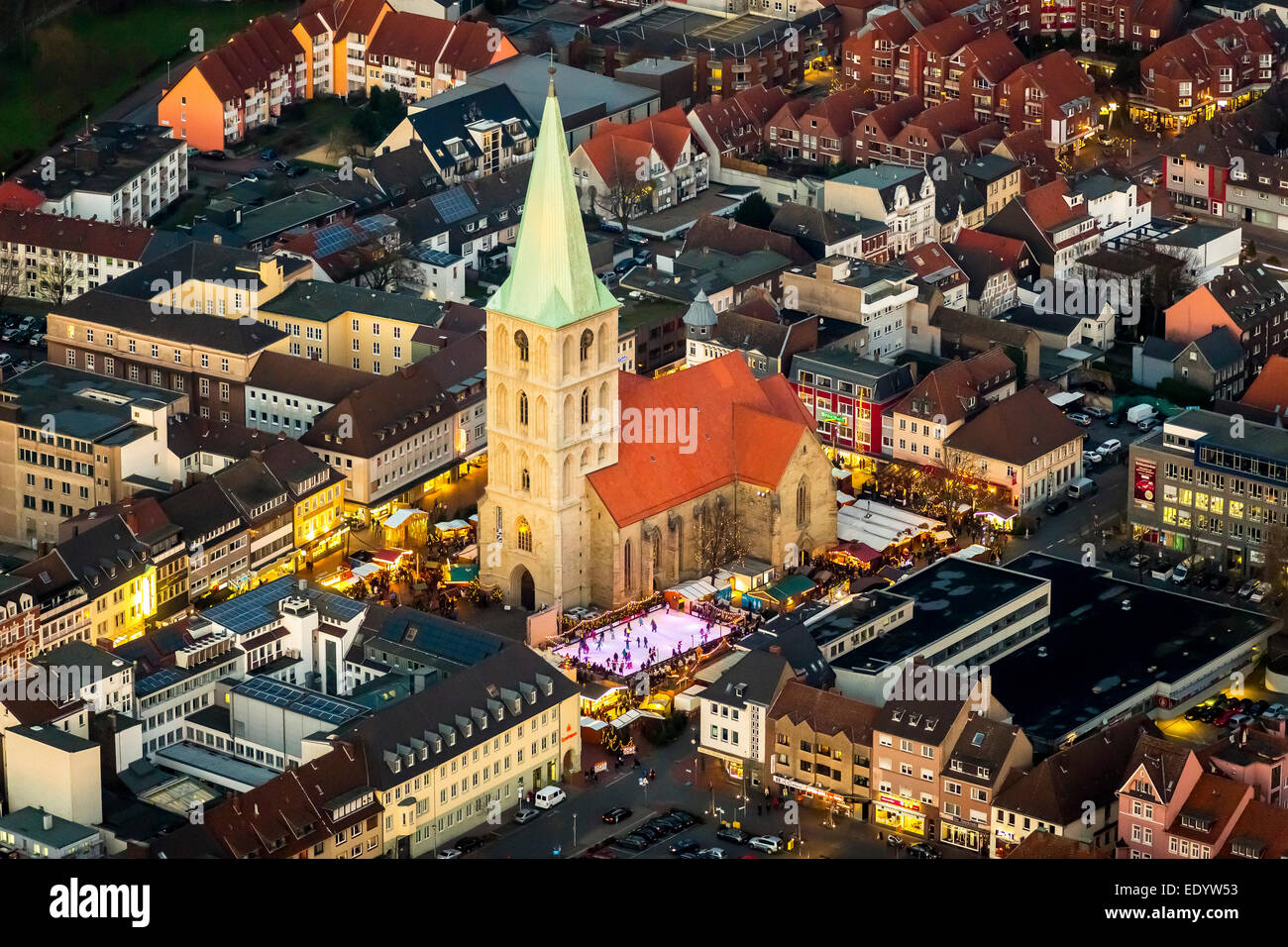 Vista aerea, la chiesa di San Paolo con il mercatino di Natale, pattinaggio su ghiaccio, downtown, Hamm, distretto della Ruhr, Nord Reno-Westfalia, Germania Foto Stock