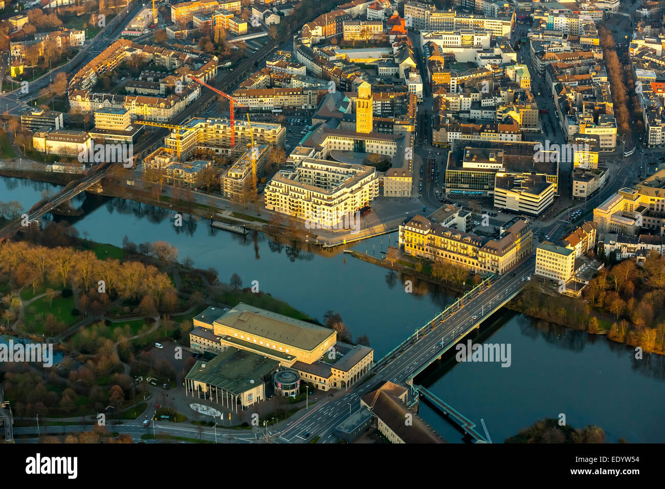 Vista aerea, Municipio , progetto di sviluppo urbano Ruhrbania, luce della sera, Mülheim an der Ruhr, distretto della Ruhr Foto Stock