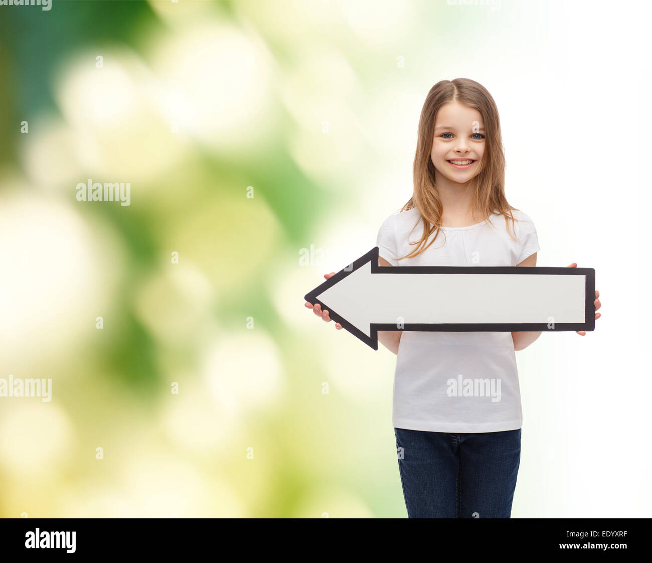 Ragazza sorridente con freccia vuota rivolta verso sinistra Foto Stock