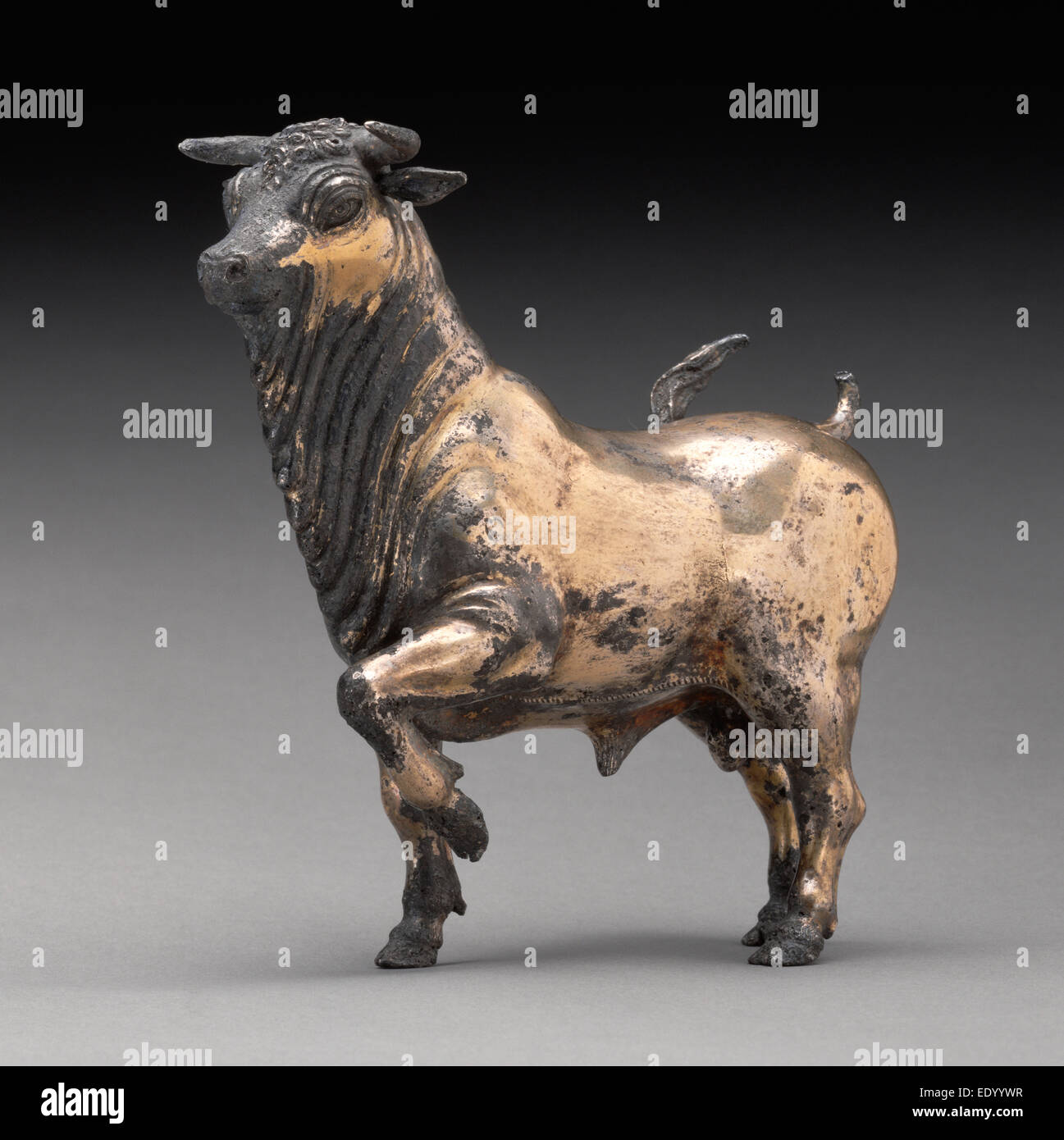 Statuetta di un toro; sconosciuta; 100 A.C. - A.D. 79; argento con doratura Foto Stock