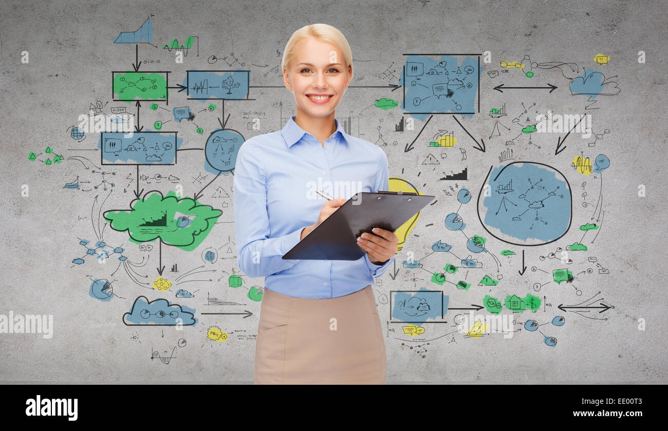 Imprenditrice sorridente con appunti e penna Foto Stock