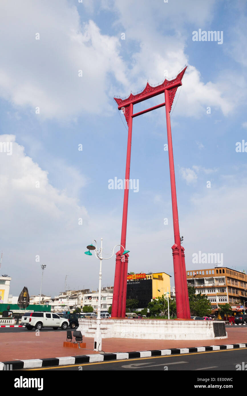 Il gigante swing di fronte di Wat Suthat tempio buddista in Phra Nakhon district, Bangkok, Thailandia. Sud-est asiatico Foto Stock