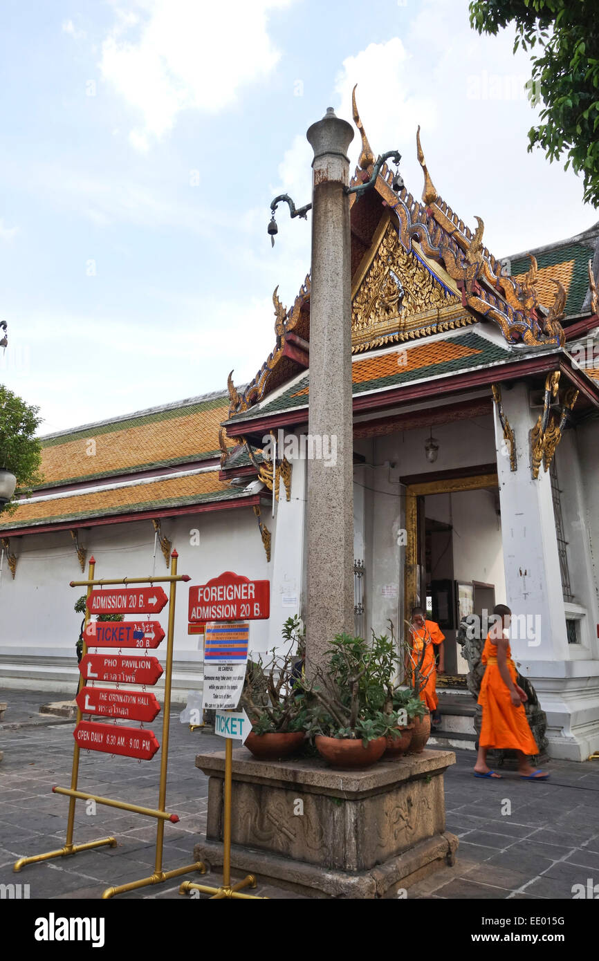 Ingresso, Wat Suthat Thep Wararam, tempio buddista in Phra Nakhon district, Bangkok, Thailandia. Sud-est asiatico Foto Stock