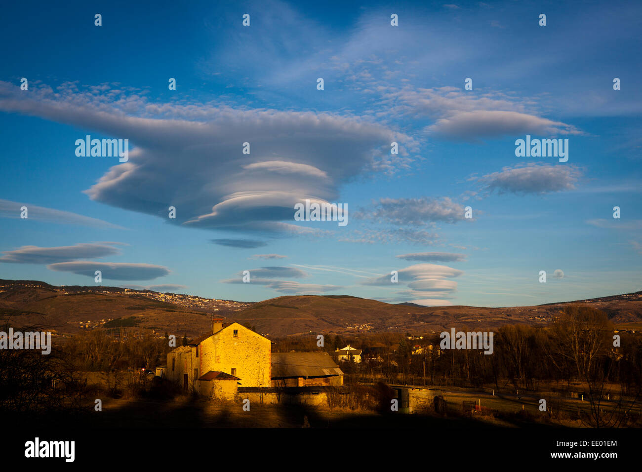 Nuvole lenticolari vicino a Puigcerda, sulla Spagna/Francia confine della Catalogna. Nuvole come questi più o meno stazionaria e lente-sh Foto Stock