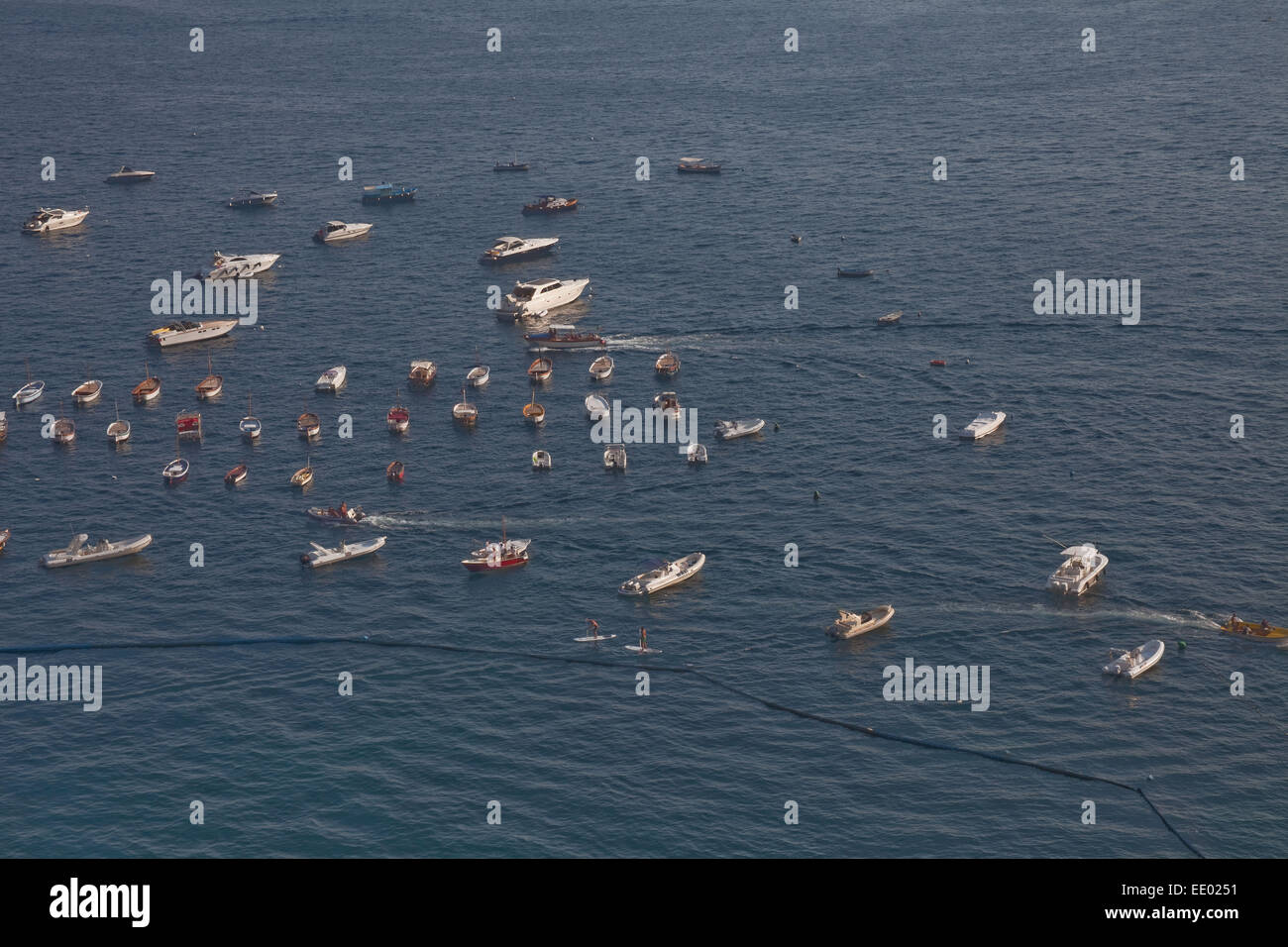 Mare Mediterraneo sulla Costa Amalfitana un magnate per imbarcazioni da diporto ,e artigianato di tutte le forme e dimensioni,grandi barche piccole imbarcazioni ,po Foto Stock