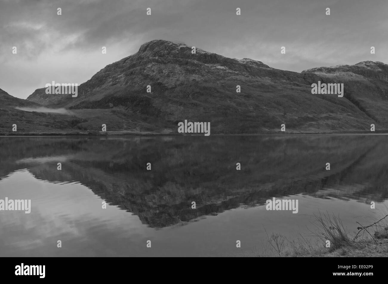 Loch Maree e Beinn un Mhuinidh in bianco e nero Foto Stock