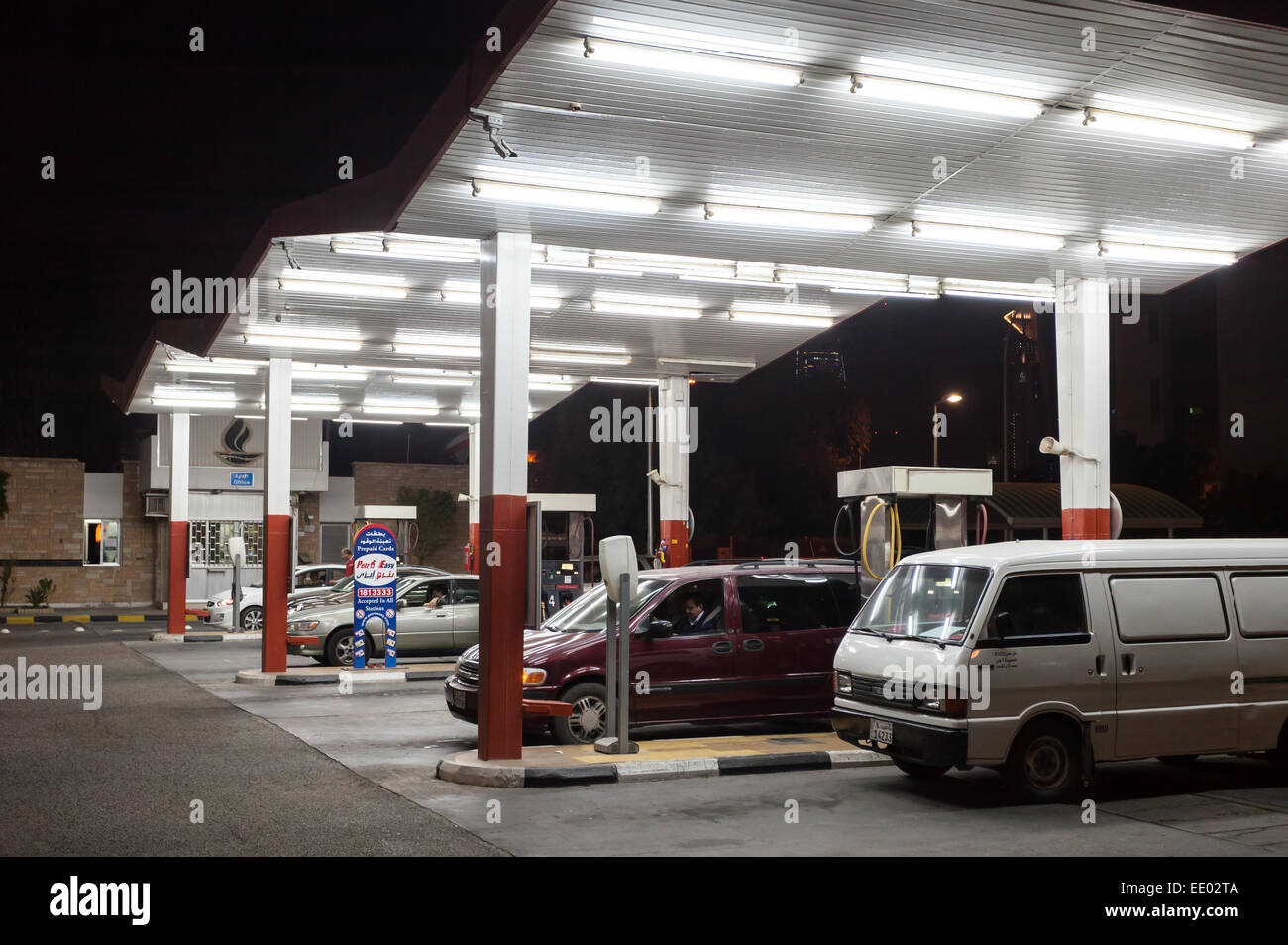 Stazione di benzina nella città di Kuwait di notte Foto Stock
